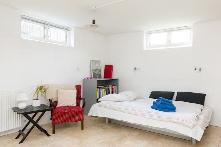 chumba cha kulala cha pili kilicho chini ya orofa karibu na bafu