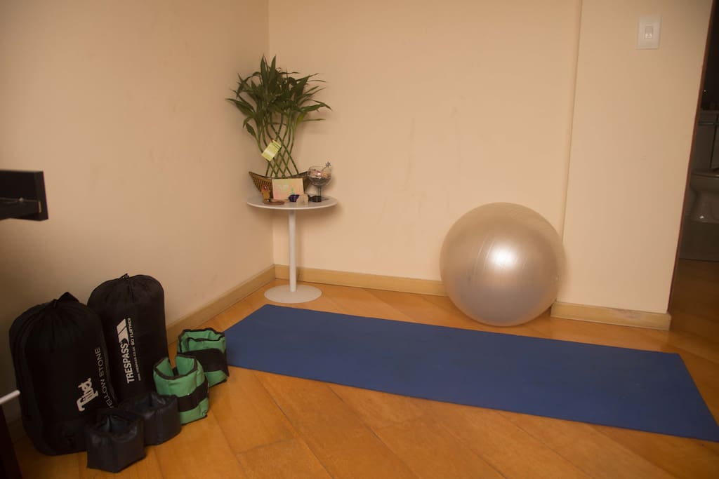 Room for yoga and exercises, we could put an another simple bed here
