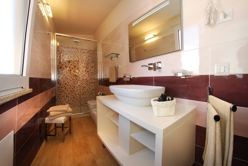 la doccia e il lavabo