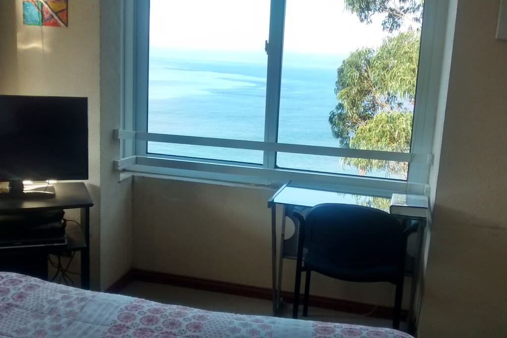 Dormitorio principal con baño en suite, con vista al Mar.