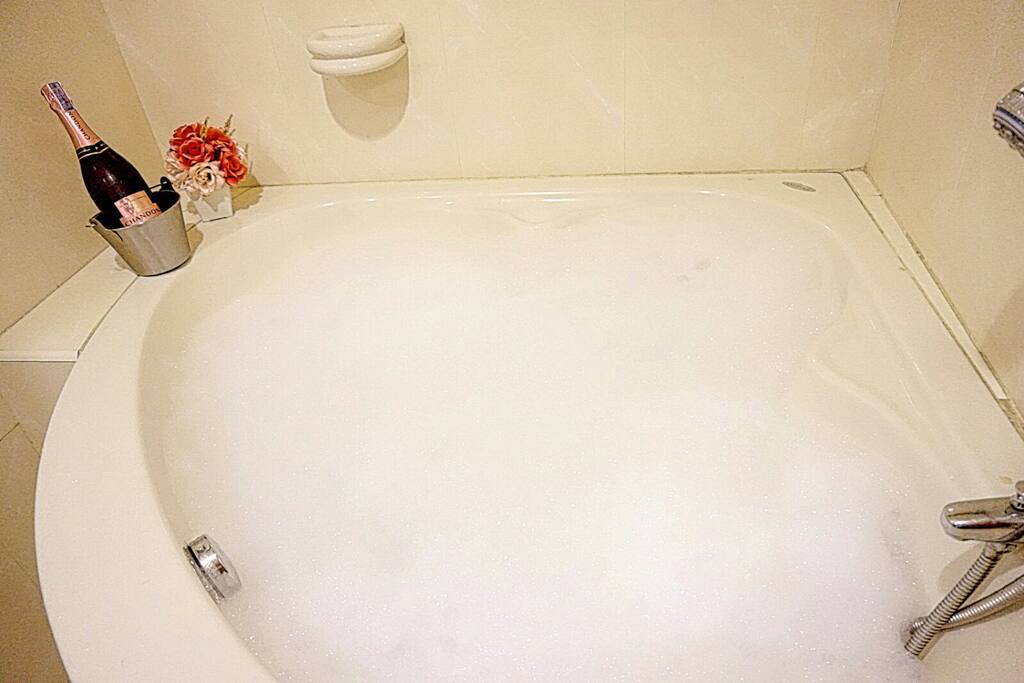 Jacuzzi / Hot tub in all 3 bathrooms