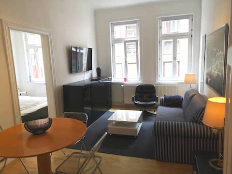 [2] Bright 3-room old building apartment downtown ground floor