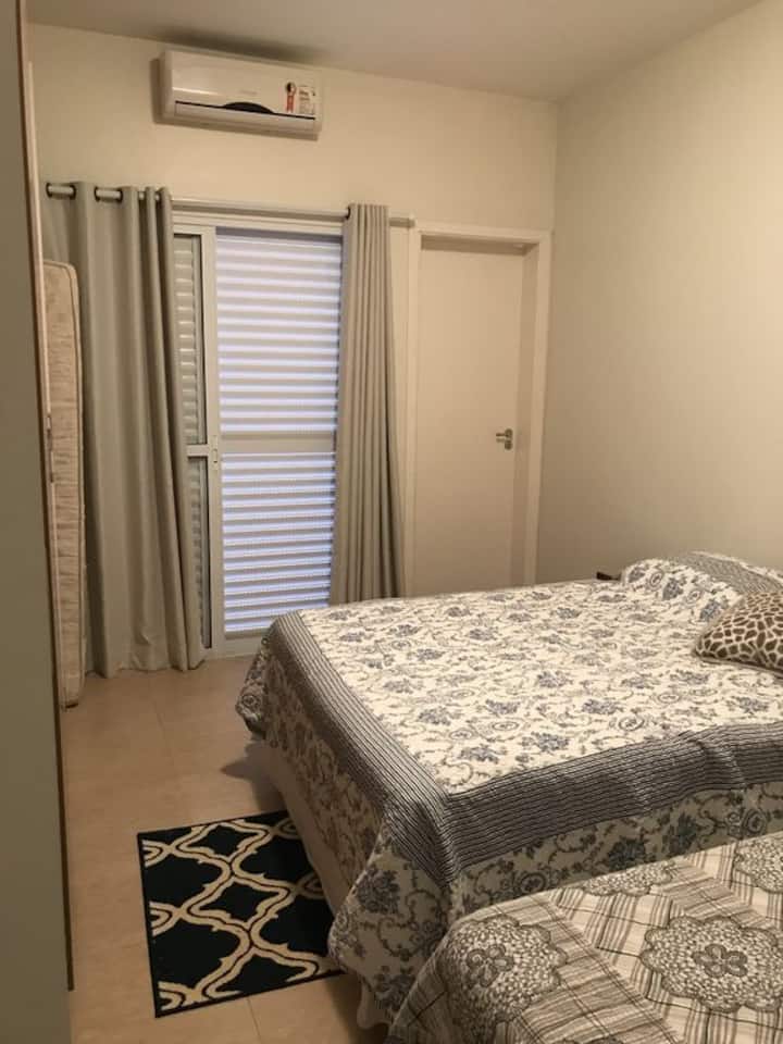 Целосен апартман 01 кревет и 01 единечен кревет со шкафови и клима уред.
Спална соба, комплетно сместување со плакари и клима уред.
