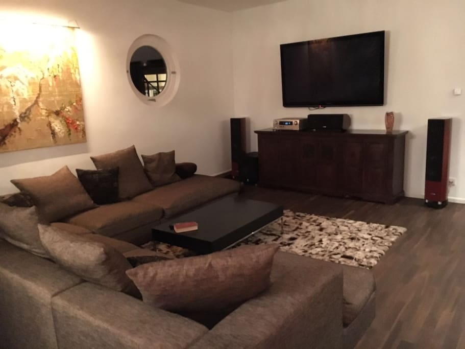 Besonders großer Flat-TV mit DVD-, Blu-ray-Player und PlayStation3