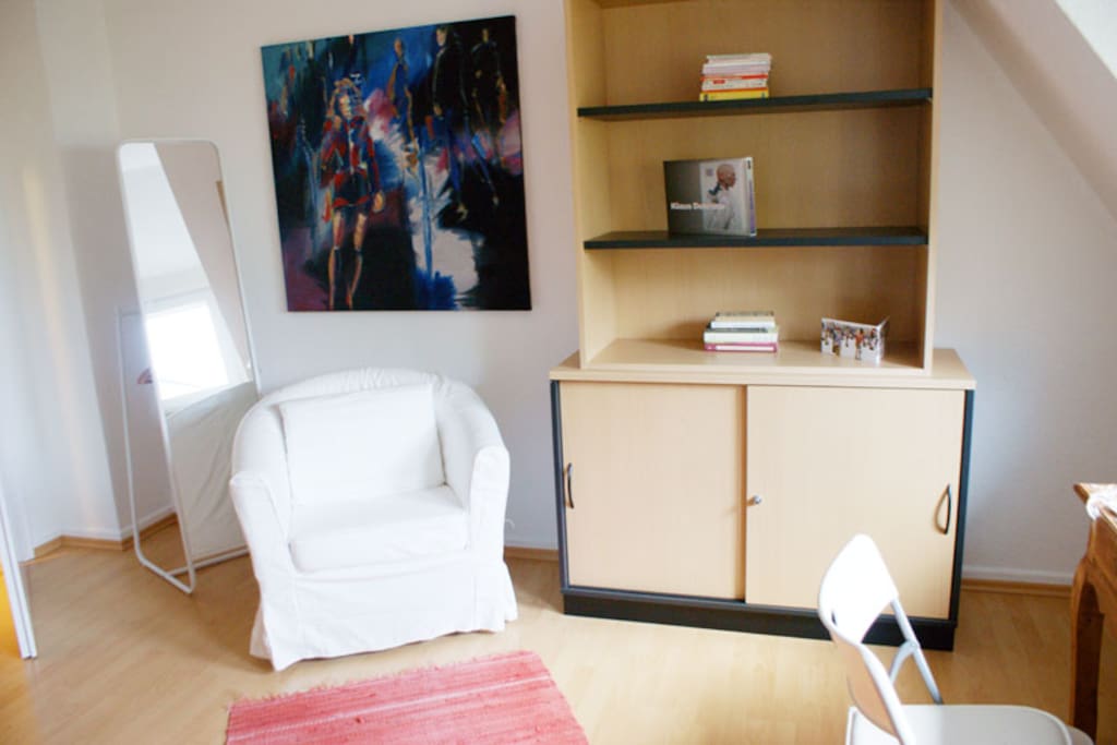 Schrank und Sessel