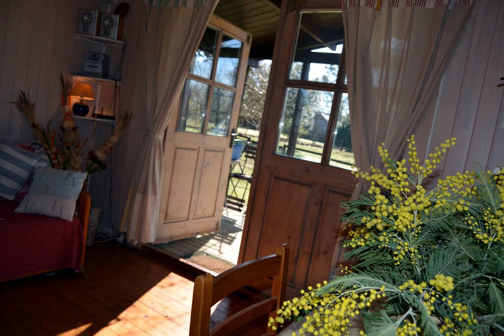 entrée du chalet sur sa terrasse