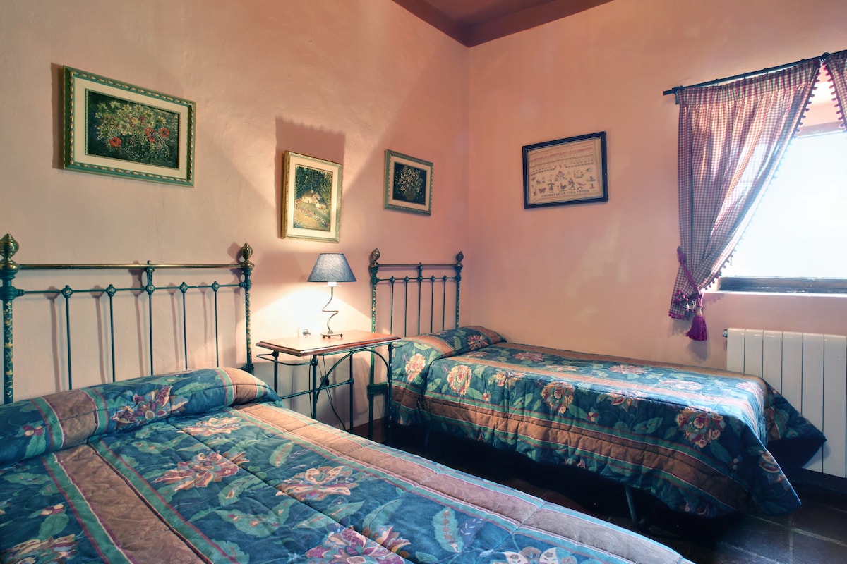 חדר שינה בקומה הראשונה עם שתי מיטות