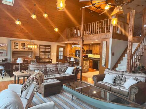 Beautiful Lake House ON Lake Lanier-HotTub & Golf!