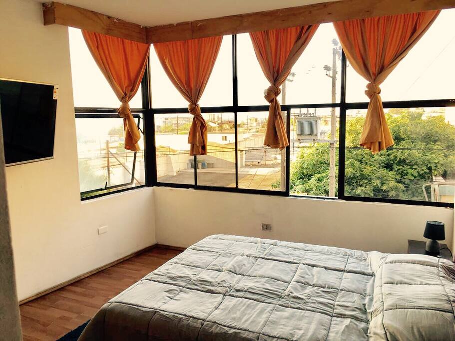 Dormitorio matrimonial sin baño, tv 49" con netflix.