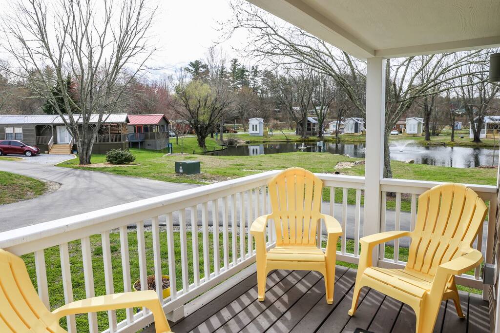 Relax on front deck overlooking Lake with fountain