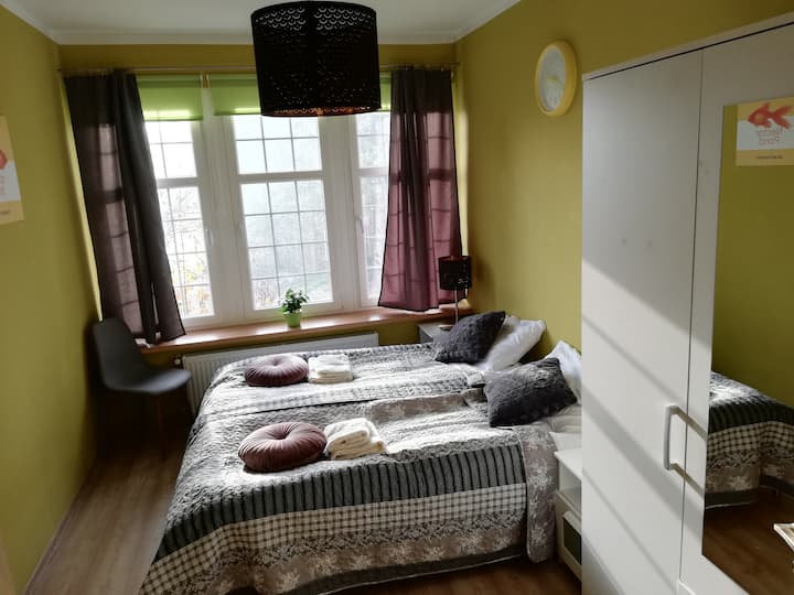 Apartmán Kudova Zdrój má pohodlnú spálňu, ktorú podľa potreby zariadime s manželskou posteľou alebo dvoma samostatnými lôžkami.