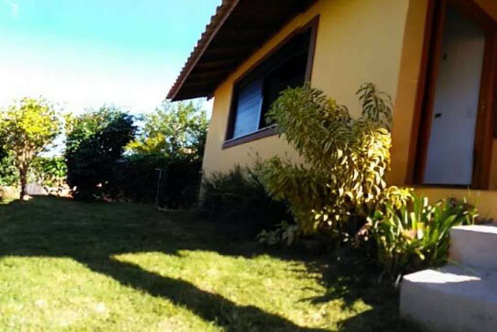Jardim e frente da casa