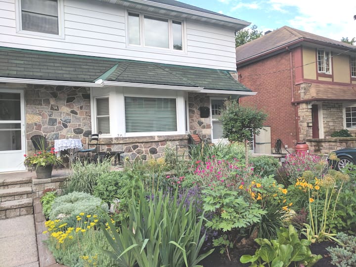 Elcho's Lovely Guest Room Guest suites for Rent in Ottawa, Ontario