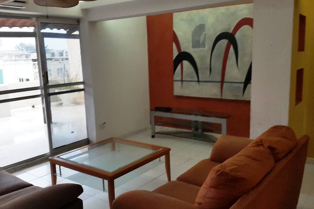 La sala se encuentra adyacente a la terraza privada.