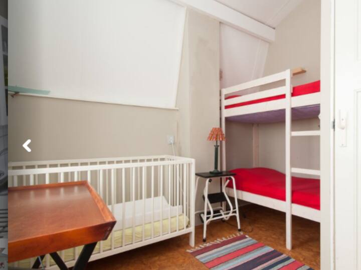 Acogedora habitación para niños con una litera resistente