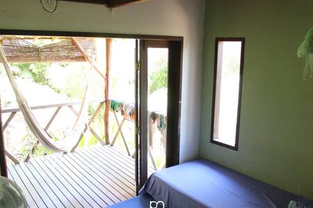 Quarto simples num Sitio.