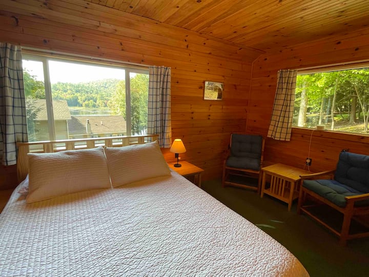 卧室配有标准双人床和休息区