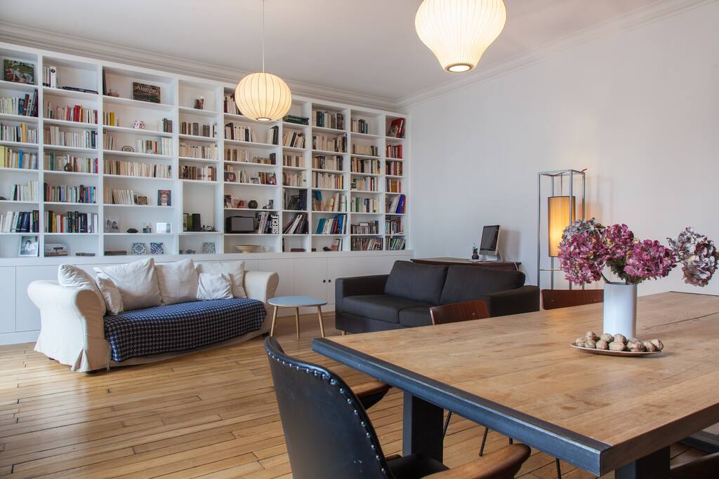 2 canapés et une grande table. Appartement très lumineux
