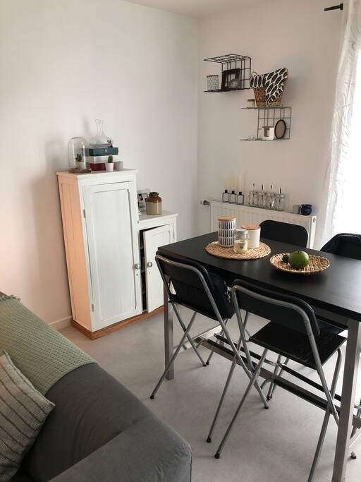 Coin salle à manger avec 4 places assises.