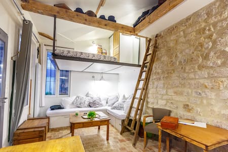 Small house in Paris Center 5p