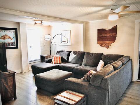 4 BDRM House Sleeps 11 in the Heart of GOTL Strip