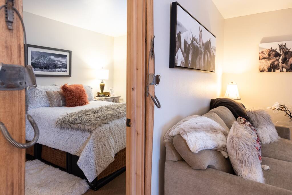 Gorgeous! You'll love the warmth of this great condo and the color palette of ivory, brown, white, and color pop!