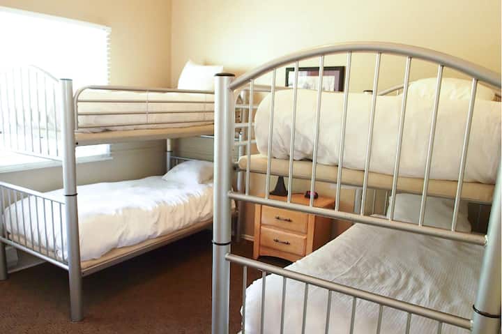 חדר שינה שלישי עם 4 מיטות קומותיים