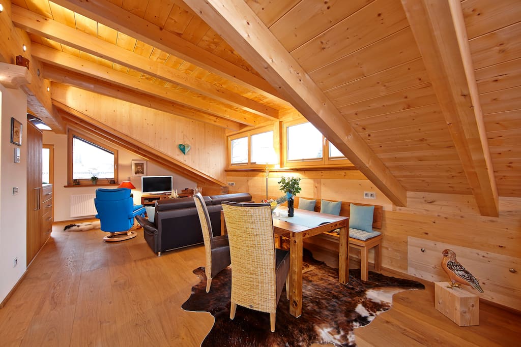 Wohnraum mit Relax Sessel und integriertem Essplatz