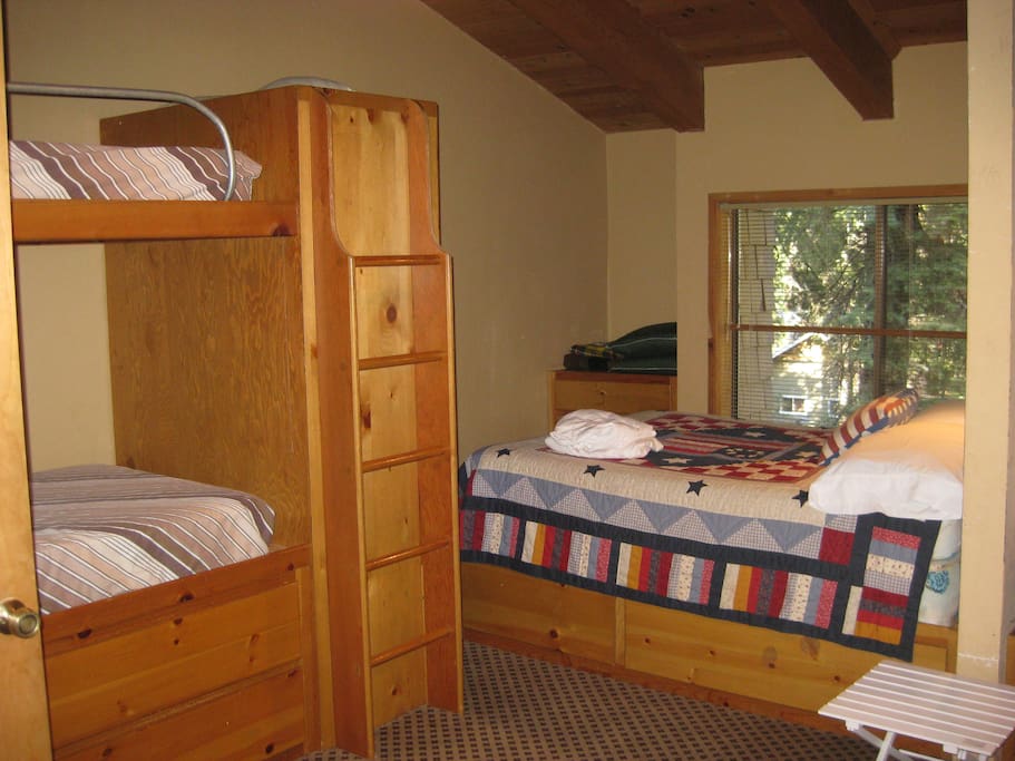 Bunkroom with two double beds and four bunks