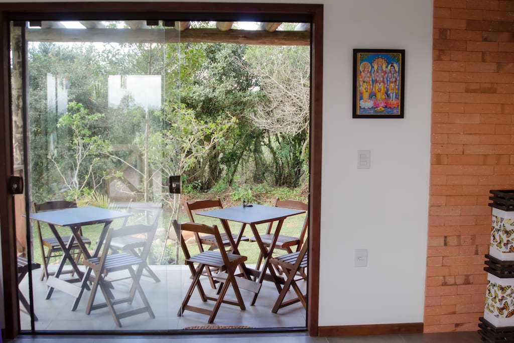 mesinhas na cozinha da morada e vista para o jardim