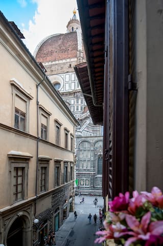 Luxury Apt 20 steps from Duomo, UltraFast WiFi.