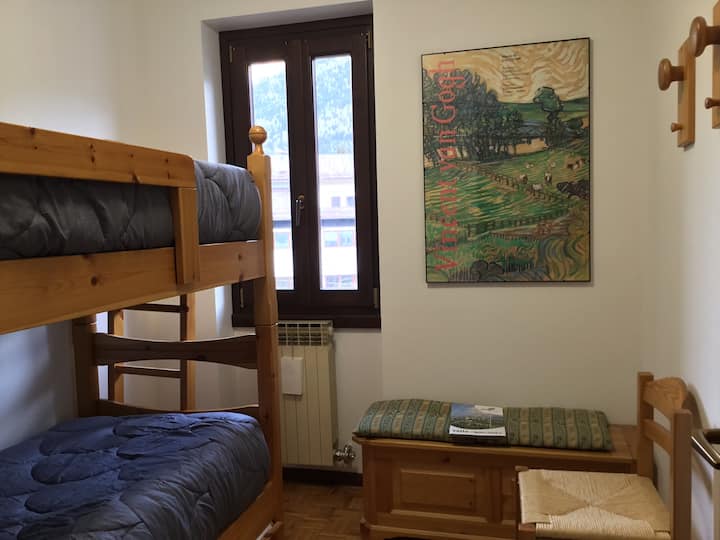 Dormitorio n .º 2 con litera: 3 personas.