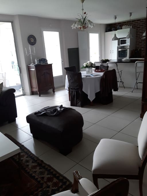 Salle à manger et cuisine équipée