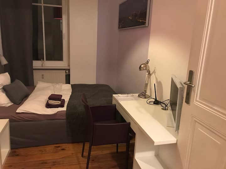 Central quiet cosy - private bathroom with shower