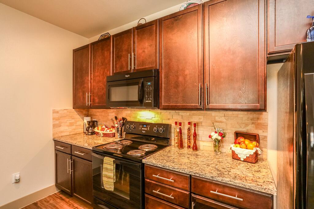 Nice appliances, kitchenware, blender, coffee maker, coffees, teas, cream and sugars, snack and fruit baskets, pantry items and chilled bottled water are available for your use and enjoyment.