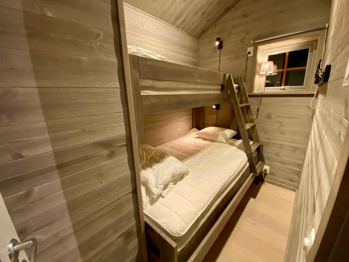 Sovrum 3 på övervåningen med 120cm bred säng i botten och 80cm i överslafen. 