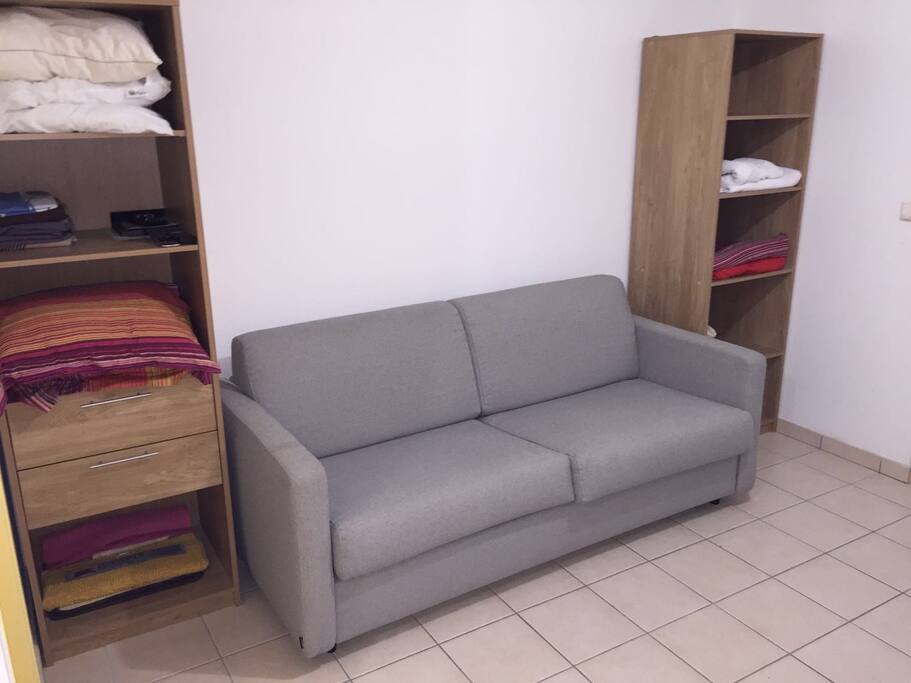 Intérieur lumineux, canapé-lit pour 2 personnes et rangements