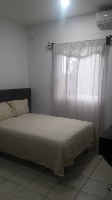 Cama individual, closet y clima.