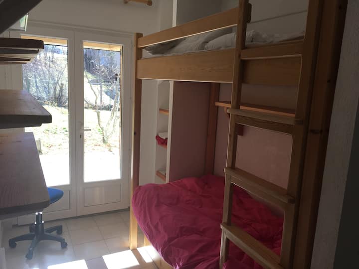 Საძინებელი 2x ერთადგილიანი ორსართულიანი საწოლი