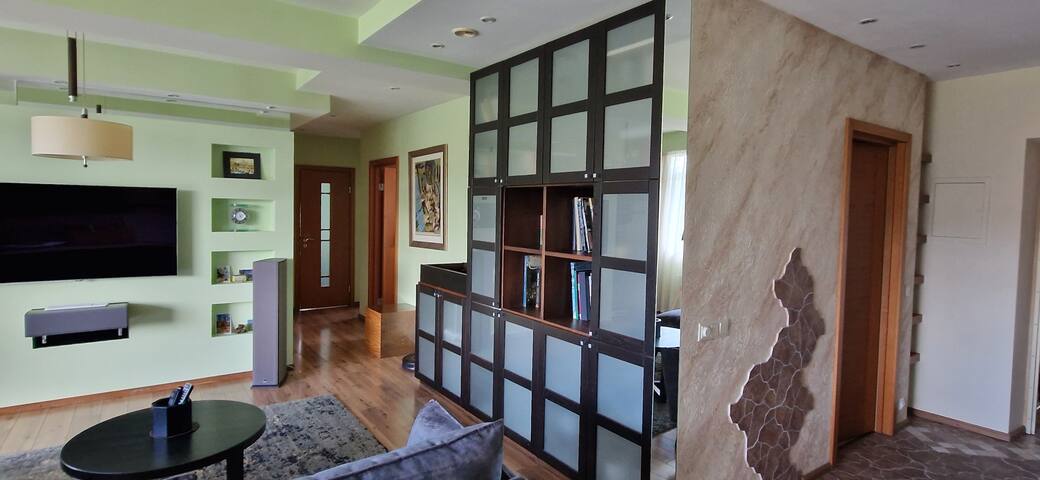 Spacious design flat&parking in quiet center gallery image 4