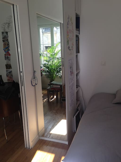 La chambre avec la porte coulissante et le salon