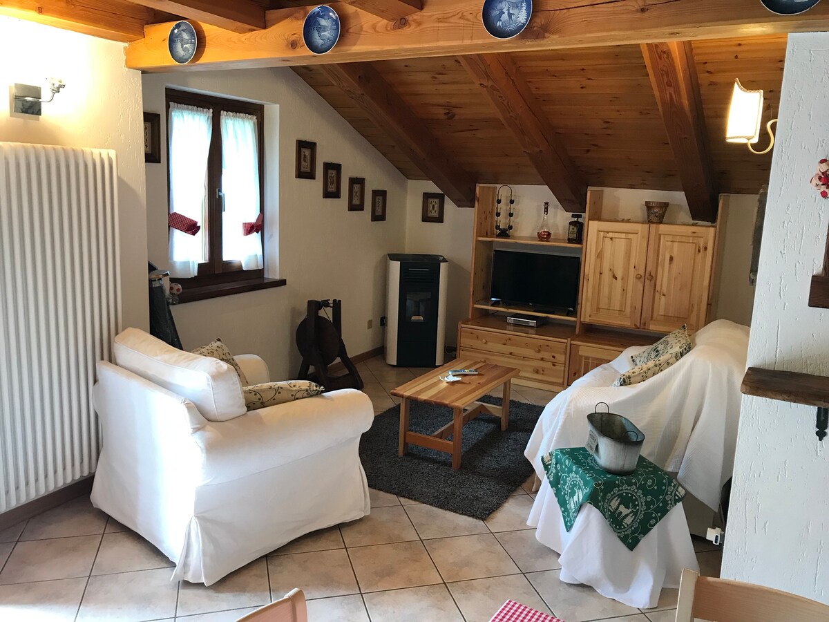 Successful Airbnb property: Romantic attic with breathtaking views! in La Salle