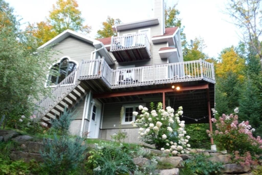 Chalet avec belle terrasse et très beau paysagement.