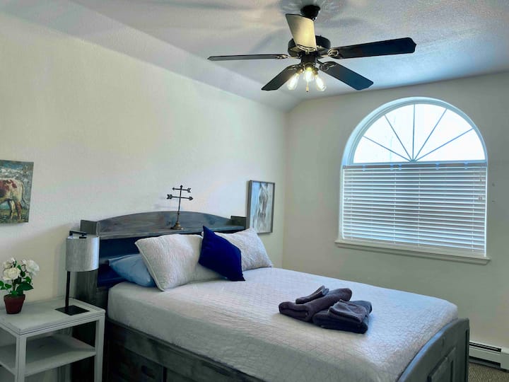 Máte veci? Žiadny problém! Táto manželská posteľ má zásuvky a každá spálňa má priestranný šatník. Pod posteľou máme tiež matrac pre dve osoby, ktorý je možné vytiahnuť pre dieťa alebo ďalšieho hosťa.