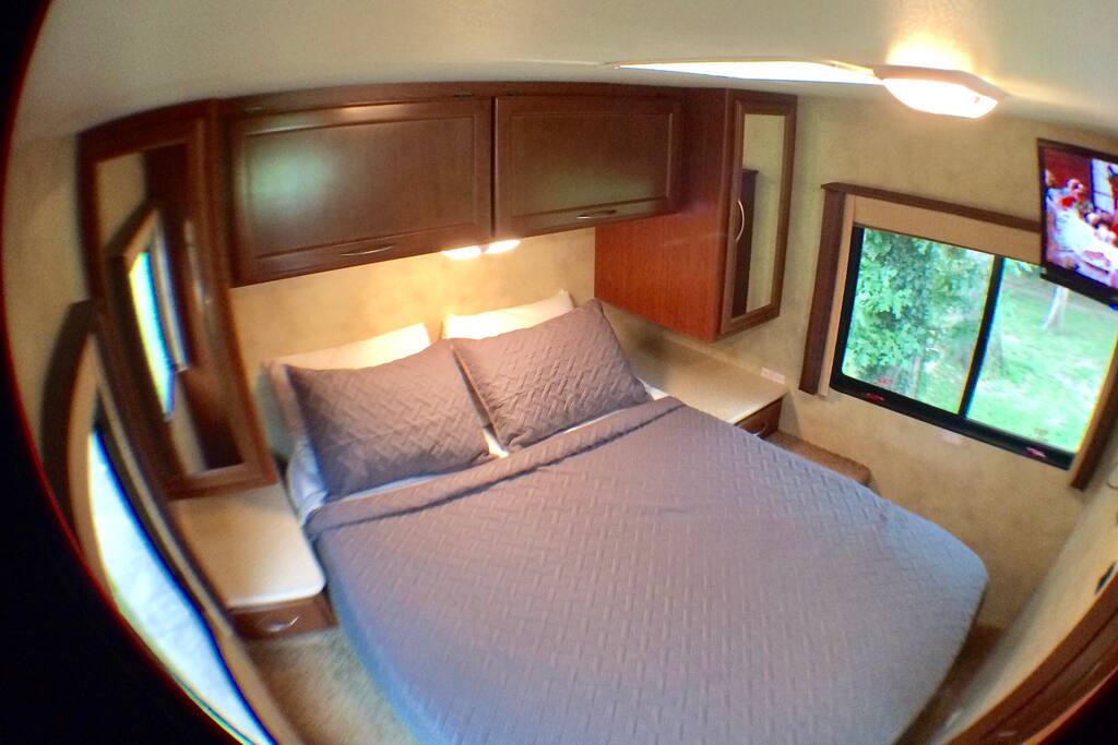 Master bedroom has upgraded Tempur-pedic mattress