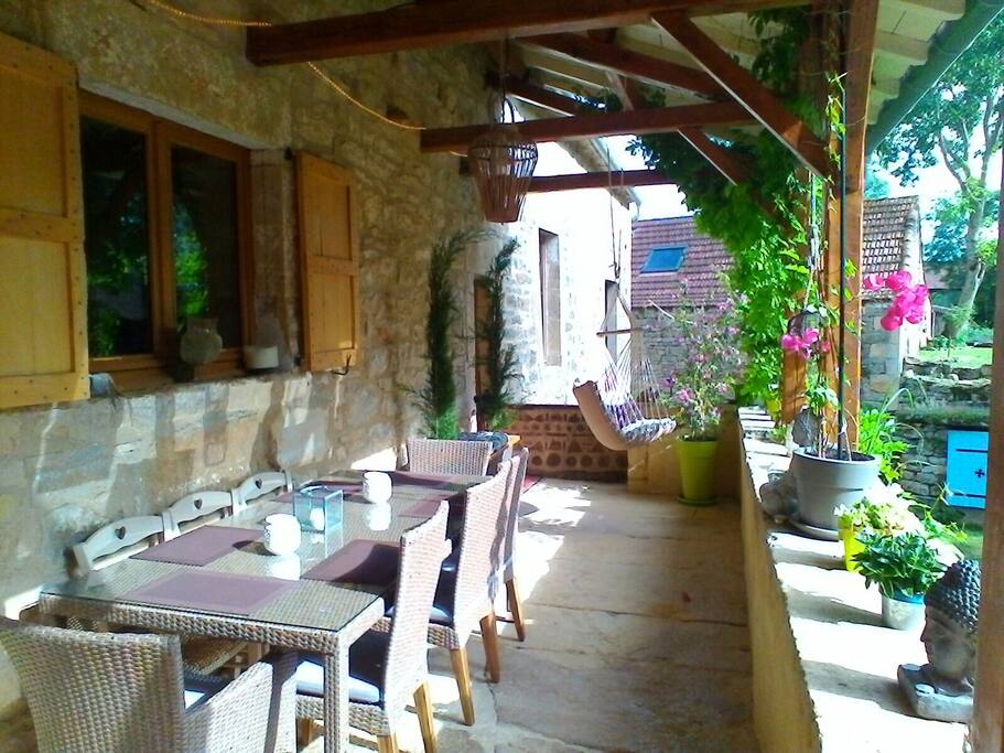 terrasse petit déjeuner et dîner l'été