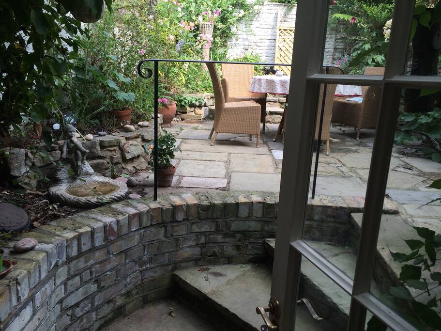 Can smoke in garden.