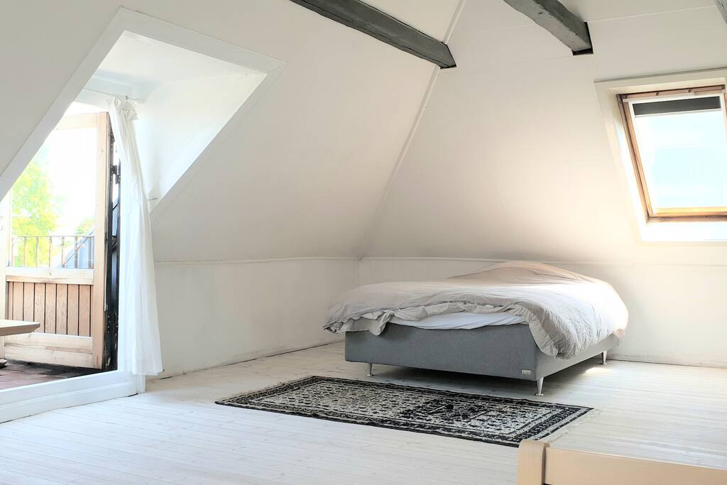 Sleeping area and access to the private balcony