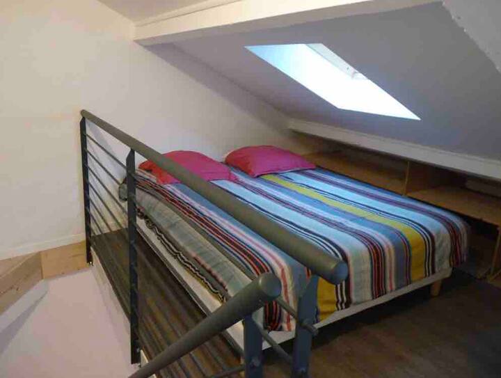 Katika fleti maradufu, ghorofa ya juu, sehemu 3 za usiku za kujitegemea na zilizogawanywa zilizo na bafu na choo