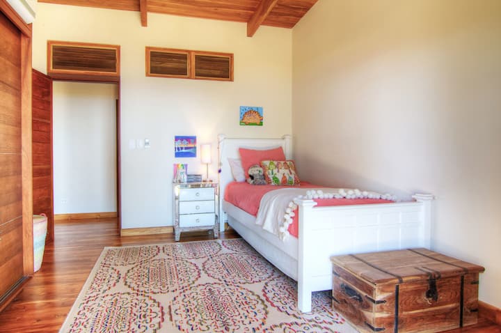 Dieses Zimmer verfügt jetzt über ein Queensize-Bett. Das Foto muss aktualisiert werden:-)